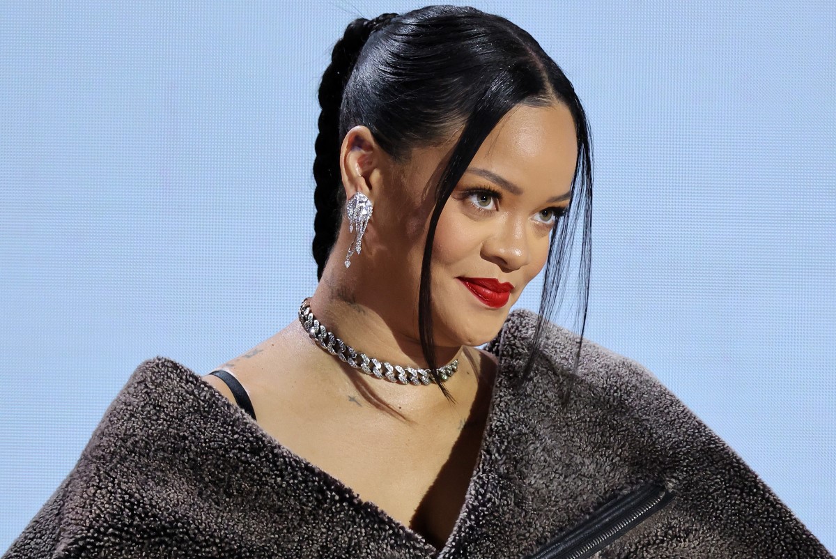 Rihanna Arrives In India With Loads Of Luggage For Pre-Wedding Performance