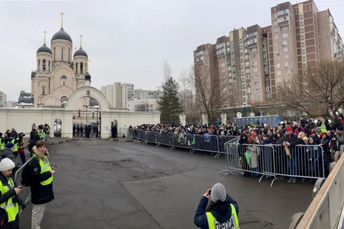 Thousands Gather To Mourn Alexei Navalny, Defying Putin's Orders