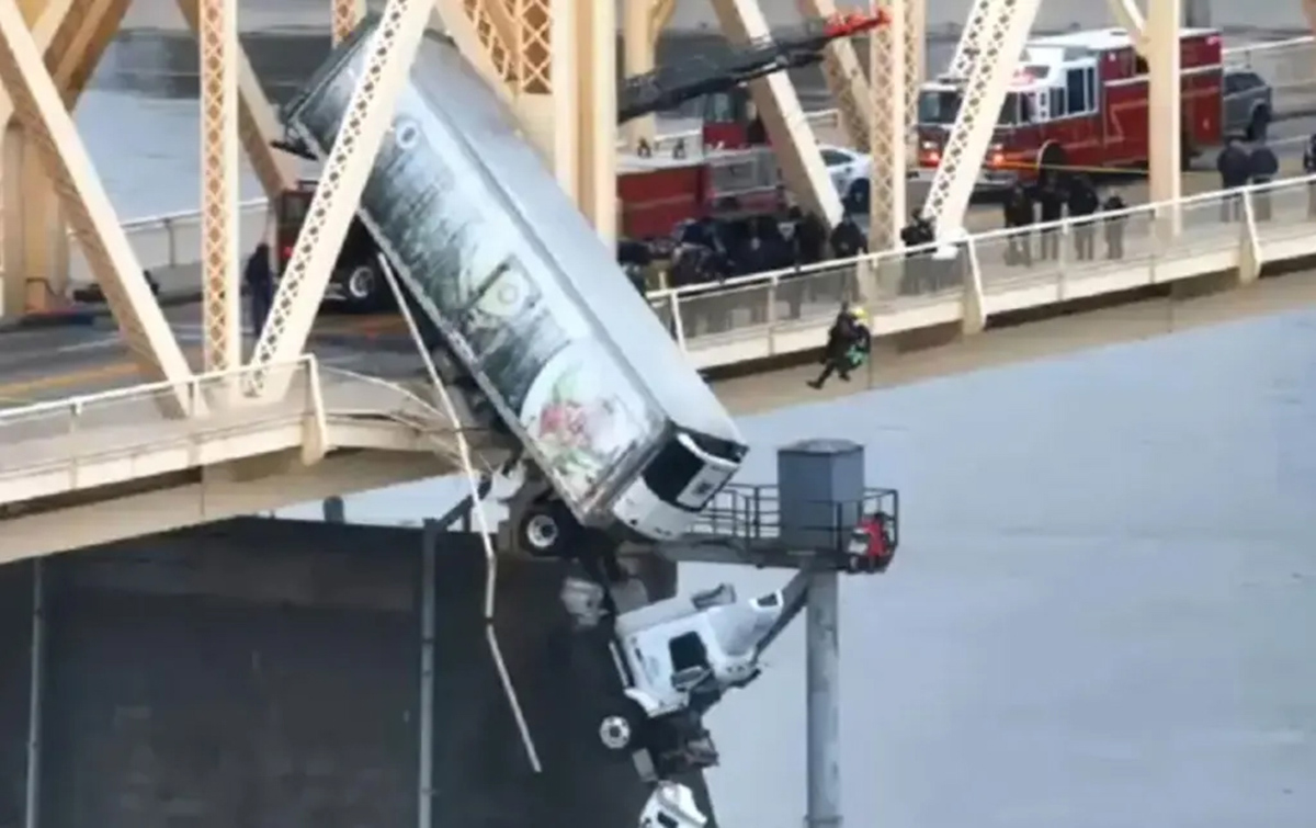 Truck Driver Rescued After Dangling Over Kentucky River From Bridge